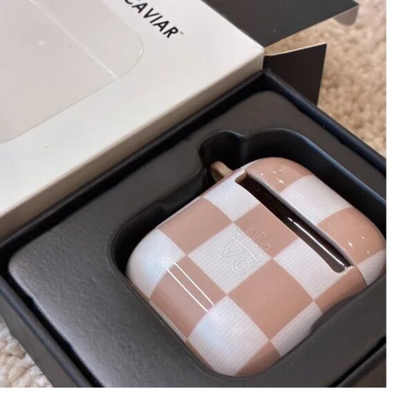 NEW Velvet Caviar Cashmere Taupe Airpods Case Holder - Picture 3 of 6